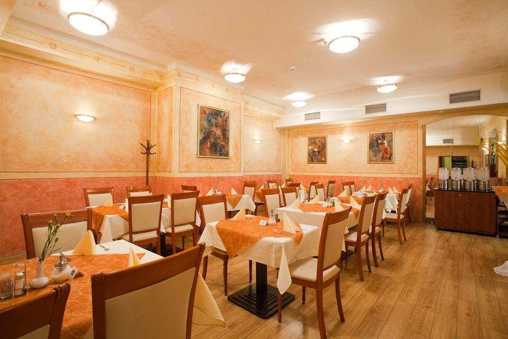 Hotel Meteor Plaza Praha Bagian luar foto